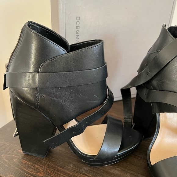 BCBG black leather sandals 6M - Picture 5 of 11